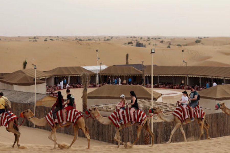 Evening Heritage Safari: Vintage G-Class Ride with Dinner at Al Marmoom Camp