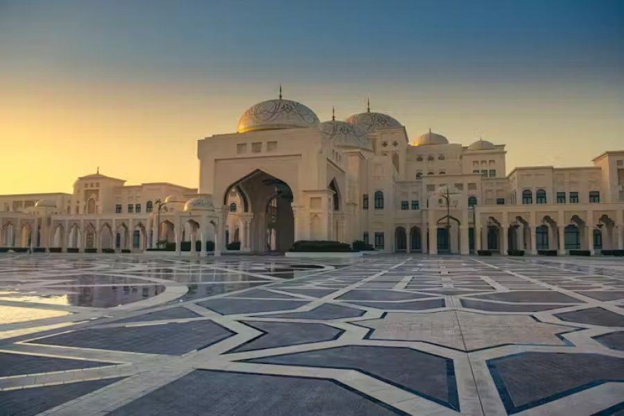 Grand Mosque, Royal Palace & Etihad Tower: Guided Tour from Abu Dhabi