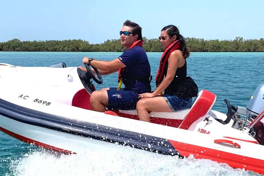 Abu Dhabi: Rhino Rides Self-Drive Speedboat Tour